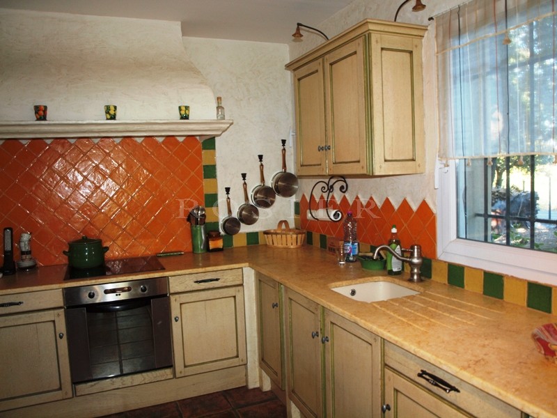At the foot of the Luberon mountains and close to all amenities: a beautiful, comfortable villa