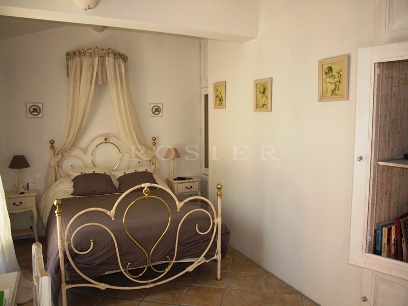 At the foot of the Luberon mountains and close to all amenities: a beautiful, comfortable villa