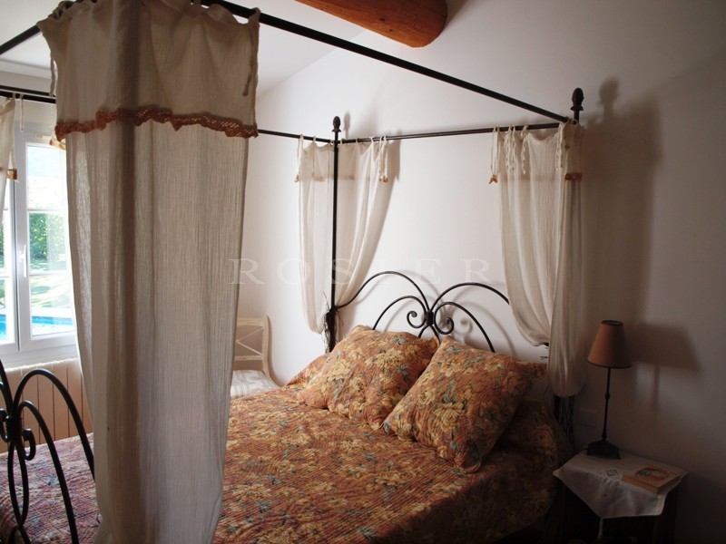 At the foot of the Luberon mountains and close to all amenities: a beautiful, comfortable villa
