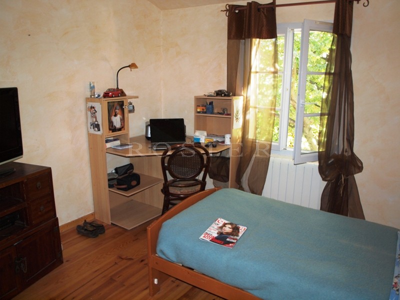 At the foot of the Luberon mountains and close to all amenities: a beautiful, comfortable villa