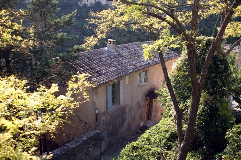 Just a few minutes walk from one of the Luberon's hilltop villages: a house with a pool and stunning views over the valley and surrounding countryside