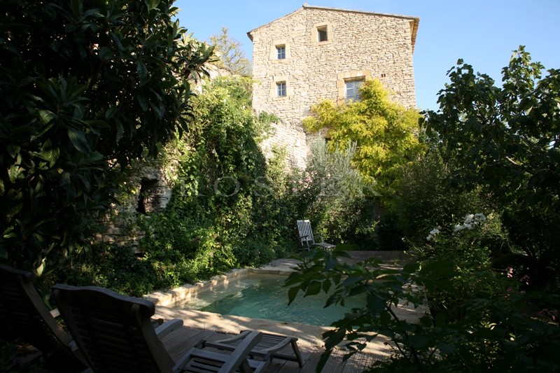Just a few minutes walk from one of the Luberon's hilltop villages: a house with a pool and stunning views over the valley and surrounding countryside