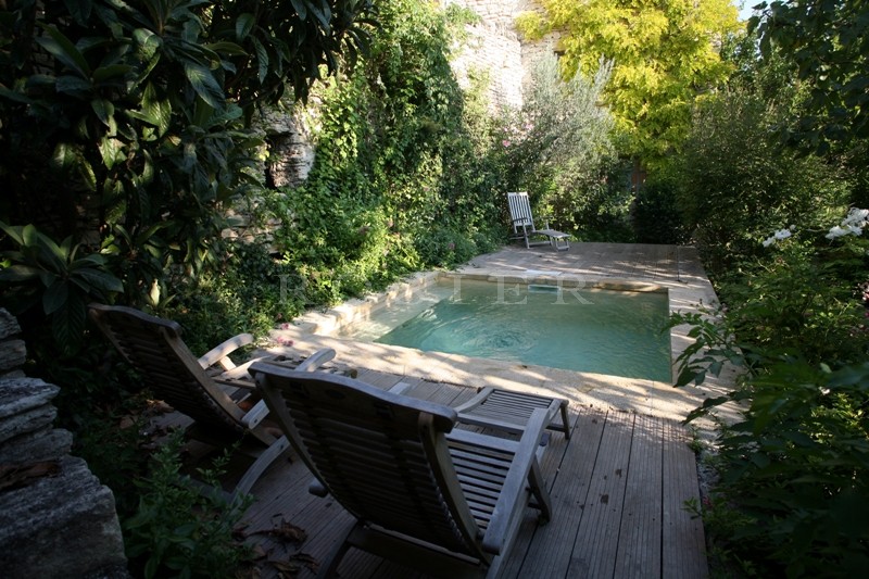 Just a few minutes walk from one of the Luberon's hilltop villages: a house with a pool and stunning views over the valley and surrounding countryside