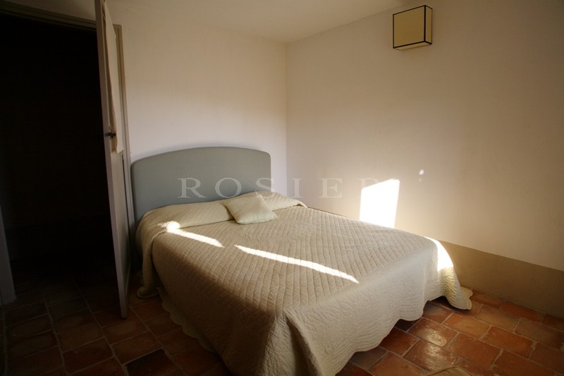 Just a few minutes walk from one of the Luberon's hilltop villages: a house with a pool and stunning views over the valley and surrounding countryside