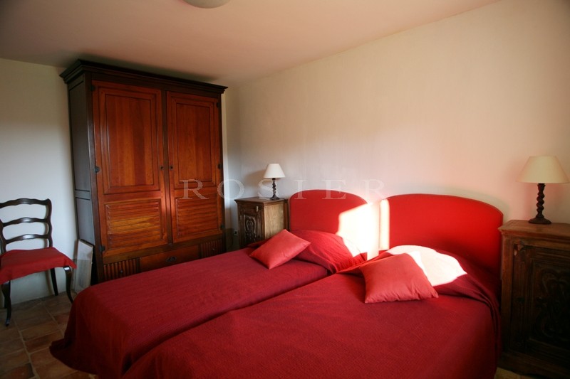 Just a few minutes walk from one of the Luberon's hilltop villages: a house with a pool and stunning views over the valley and surrounding countryside