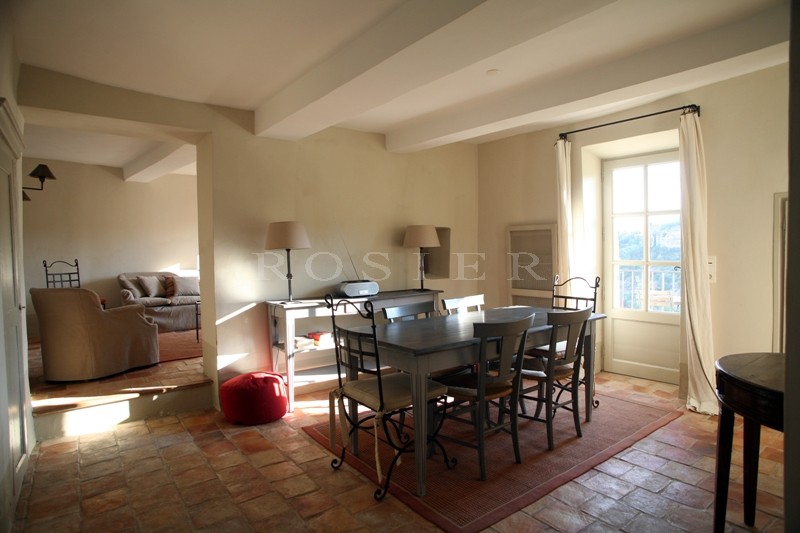 Just a few minutes walk from one of the Luberon's hilltop villages: a house with a pool and stunning views over the valley and surrounding countryside
