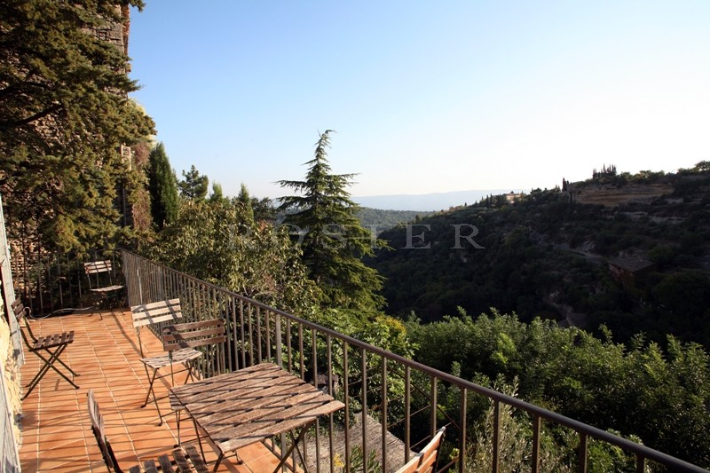 Just a few minutes walk from one of the Luberon's hilltop villages: a house with a pool and stunning views over the valley and surrounding countryside