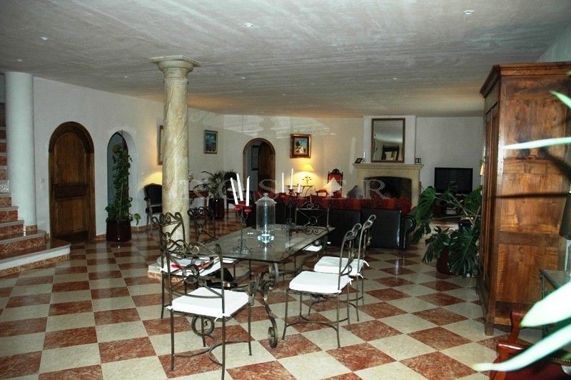 In the Drome Provençale, for sale, large 7-bedroomed villa with swimming pool and breathtaking views.