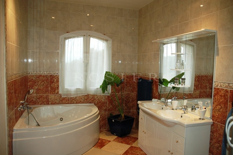 In the Drome Provençale, for sale, large 7-bedroomed villa with swimming pool and breathtaking views.