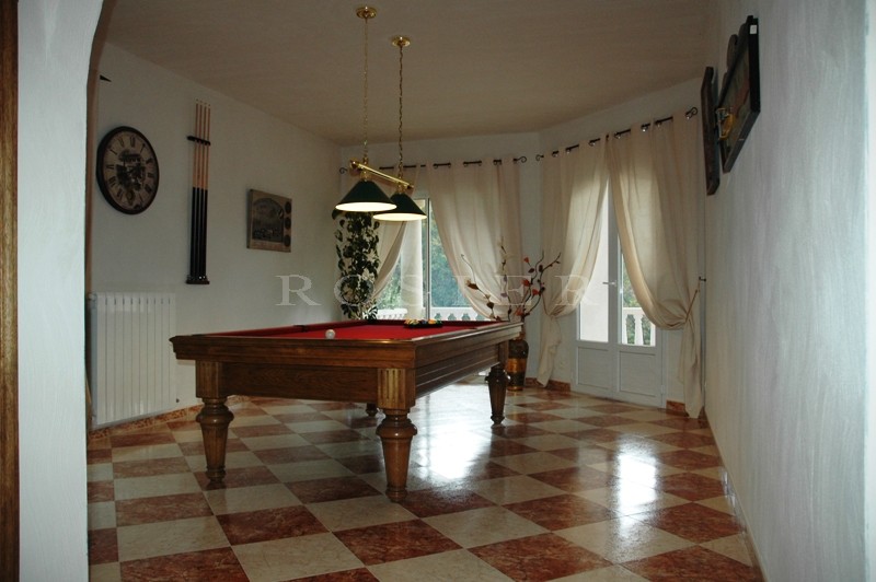 In the Drome Provençale, for sale, large 7-bedroomed villa with swimming pool and breathtaking views.