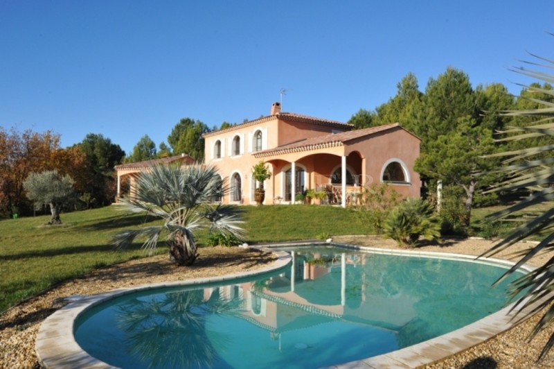 Beautiful Mediterranean-style villa close to Isle sur la Sorgue, very peaceful but within walking distance of local shops.