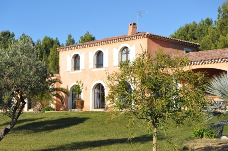 Beautiful Mediterranean-style villa close to Isle sur la Sorgue, very peaceful but within walking distance of local shops.