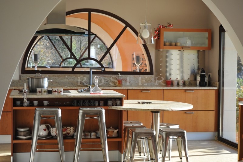 Beautiful Mediterranean-style villa close to Isle sur la Sorgue, very peaceful but within walking distance of local shops.