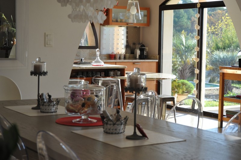 Beautiful Mediterranean-style villa close to Isle sur la Sorgue, very peaceful but within walking distance of local shops.