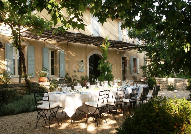 Close to the perched villages of the Luberon, a superb 7-bedroomed farmhouse renovated in extremely good taste and with beautiful views