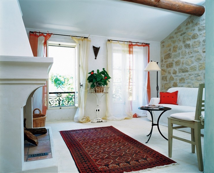 Close to the perched villages of the Luberon, a superb 7-bedroomed farmhouse renovated in extremely good taste and with beautiful views