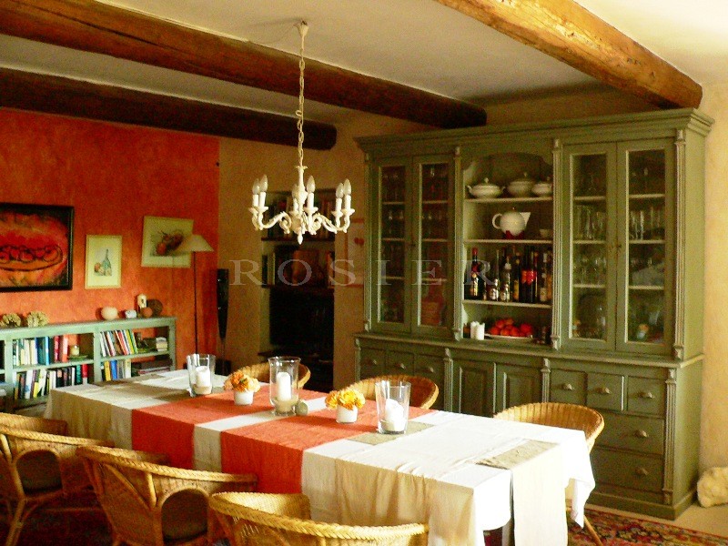 Close to the perched villages of the Luberon, a superb 7-bedroomed farmhouse renovated in extremely good taste and with beautiful views