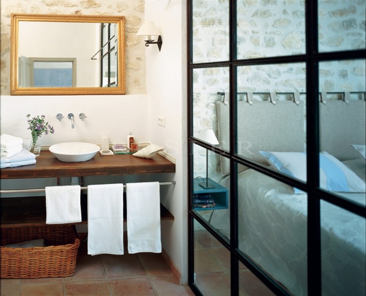 Close to the perched villages of the Luberon, a superb 7-bedroomed farmhouse renovated in extremely good taste and with beautiful views