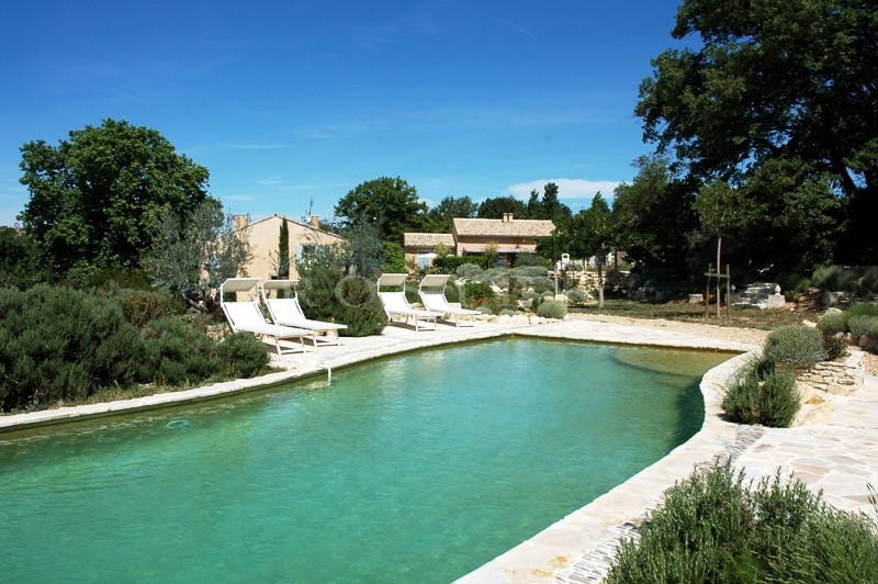 Close to the perched villages of the Luberon, a superb 7-bedroomed farmhouse renovated in extremely good taste and with beautiful views