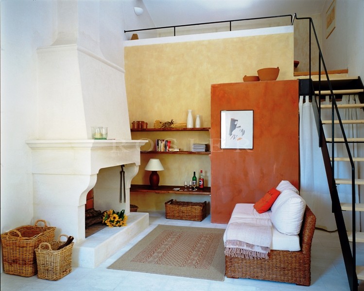Close to the perched villages of the Luberon, a superb 7-bedroomed farmhouse renovated in extremely good taste and with beautiful views