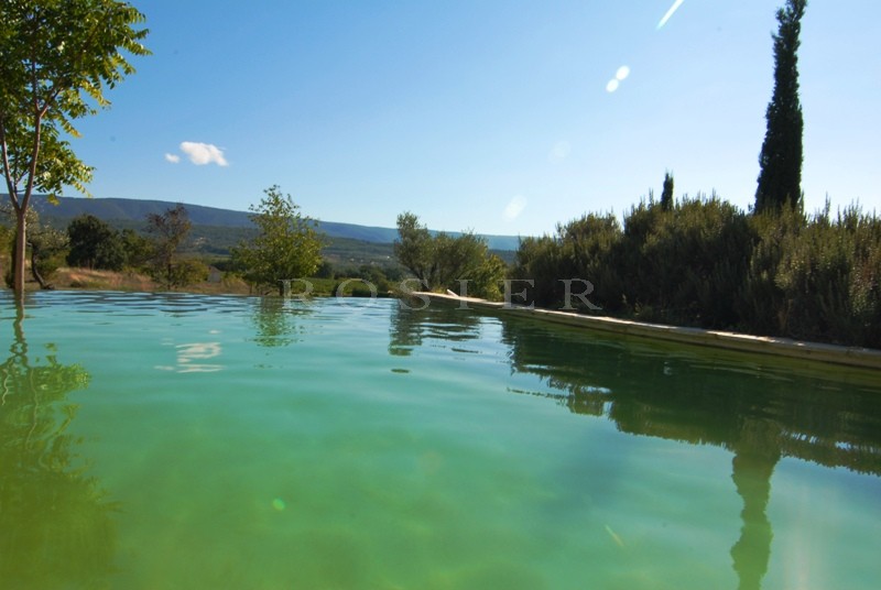 Close to the perched villages of the Luberon, a superb 7-bedroomed farmhouse renovated in extremely good taste and with beautiful views