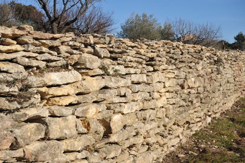 Provence, Luberon, Gordes, for sale, more than 2.5 acres of constructible land with building permit between Luberon and Monts du Vaucluse