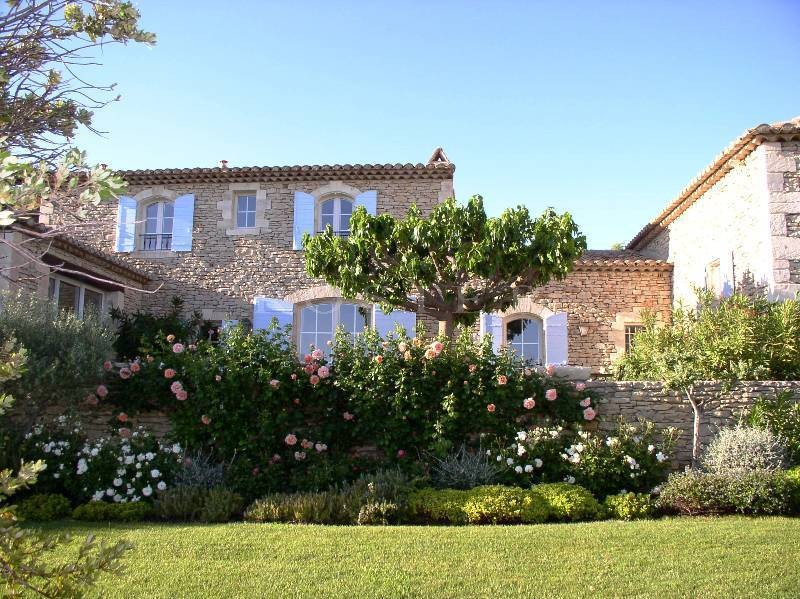 Superb stone house in a quiet residential area of Gordes, with superb views of the Luberon