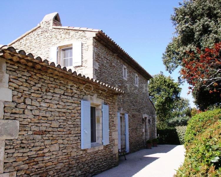 Superb stone house in a quiet residential area of Gordes, with superb views of the Luberon