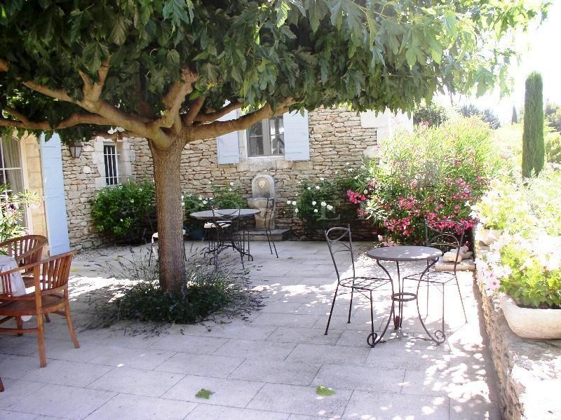 Superb stone house in a quiet residential area of Gordes, with superb views of the Luberon