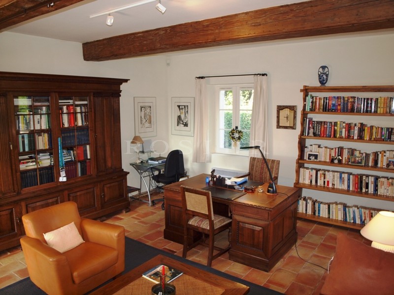 Superb stone house in a quiet residential area of Gordes, with superb views of the Luberon
