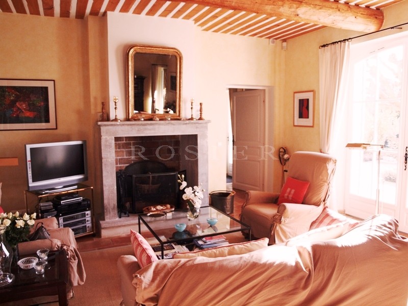 Superb stone house in a quiet residential area of Gordes, with superb views of the Luberon