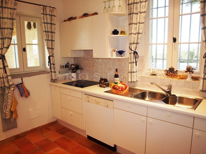 Superb stone house in a quiet residential area of Gordes, with superb views of the Luberon