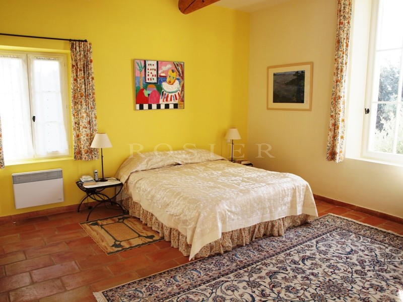 Superb stone house in a quiet residential area of Gordes, with superb views of the Luberon
