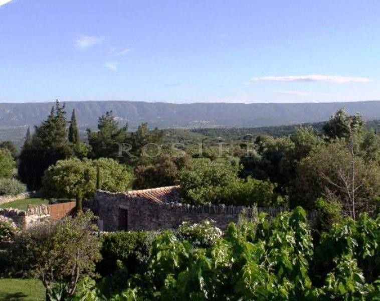 Superb stone house in a quiet residential area of Gordes, with superb views of the Luberon