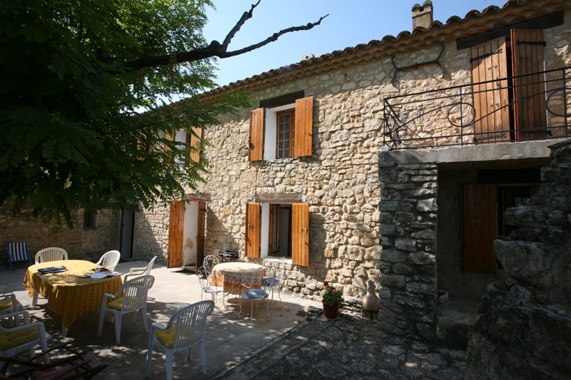 Authentic Provencal farmhouse between the Luberon and the Vaucluse mountains, on several hectares of land.