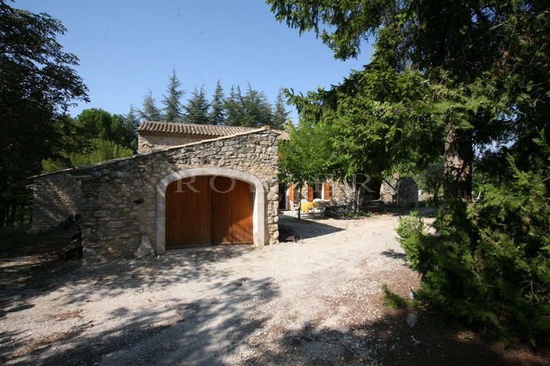 Authentic Provencal farmhouse between the Luberon and the Vaucluse mountains, on several hectares of land.