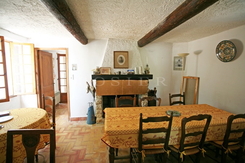 Authentic Provencal farmhouse between the Luberon and the Vaucluse mountains, on several hectares of land.