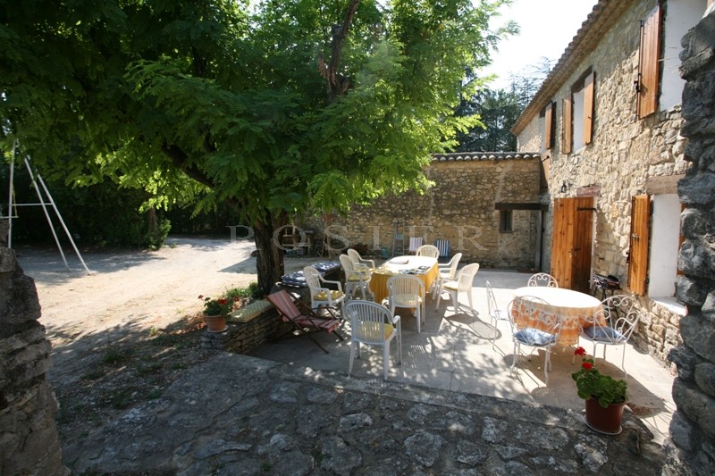 Authentic Provencal farmhouse between the Luberon and the Vaucluse mountains, on several hectares of land.