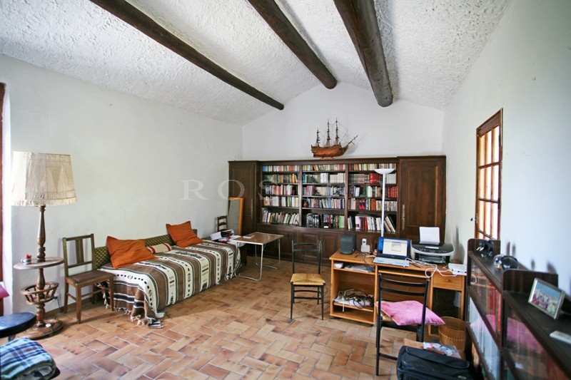 Authentic Provencal farmhouse between the Luberon and the Vaucluse mountains, on several hectares of land.