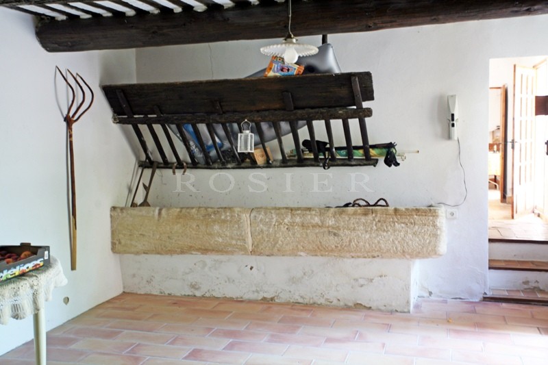 Authentic Provencal farmhouse between the Luberon and the Vaucluse mountains, on several hectares of land.