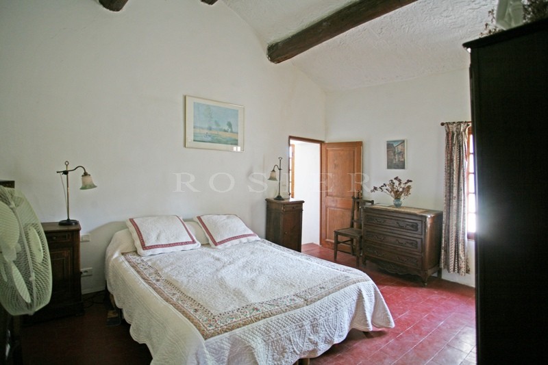 Authentic Provencal farmhouse between the Luberon and the Vaucluse mountains, on several hectares of land.