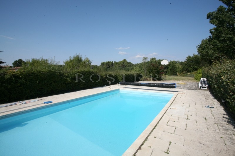 Authentic Provencal farmhouse between the Luberon and the Vaucluse mountains, on several hectares of land.