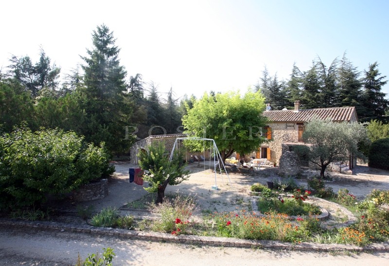 Authentic Provencal farmhouse between the Luberon and the Vaucluse mountains, on several hectares of land.