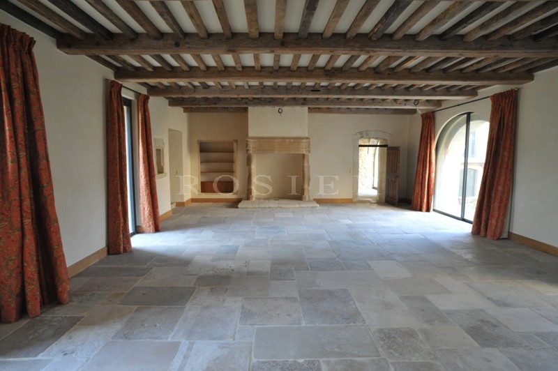 In Provence, in the midst of the famous hilltop villages of the Luberon regional park, for sale, an exceptional property on 18 hectares (44.5 acres) of land.