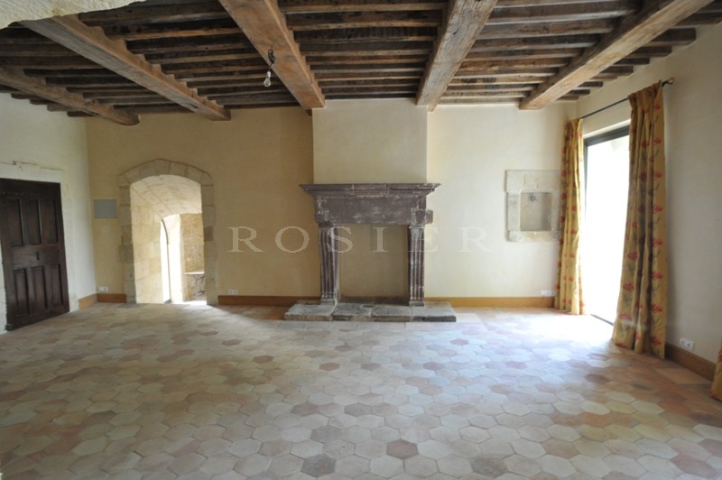 In Provence, in the midst of the famous hilltop villages of the Luberon regional park, for sale, an exceptional property on 18 hectares (44.5 acres) of land.