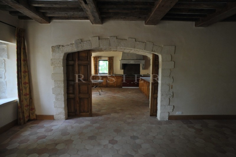 In Provence, in the midst of the famous hilltop villages of the Luberon regional park, for sale, an exceptional property on 18 hectares (44.5 acres) of land.
