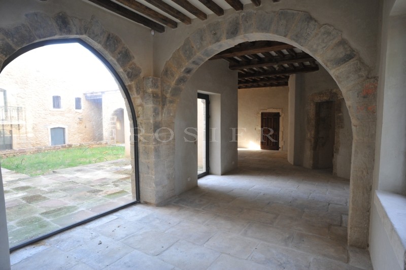 In Provence, in the midst of the famous hilltop villages of the Luberon regional park, for sale, an exceptional property on 18 hectares (44.5 acres) of land.