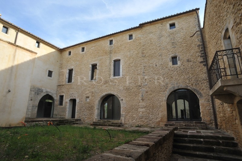 In Provence, in the midst of the famous hilltop villages of the Luberon regional park, for sale, an exceptional property on 18 hectares (44.5 acres) of land.