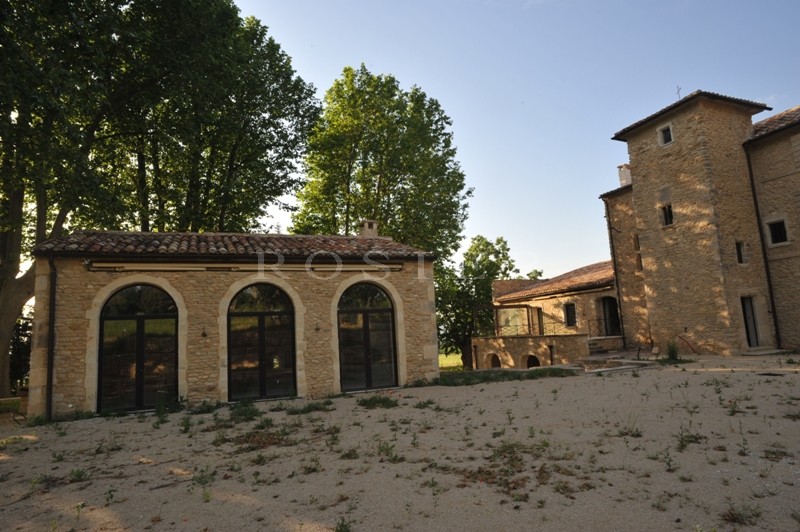 In Provence, in the midst of the famous hilltop villages of the Luberon regional park, for sale, an exceptional property on 18 hectares (44.5 acres) of land.