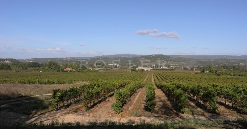 In Provence, in the midst of the famous hilltop villages of the Luberon regional park, for sale, an exceptional property on 18 hectares (44.5 acres) of land.